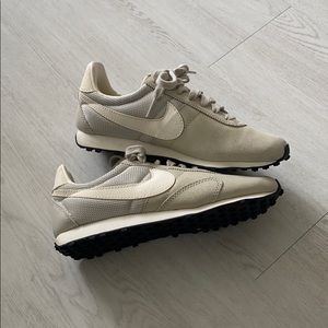 Nike Sneakers Beige White